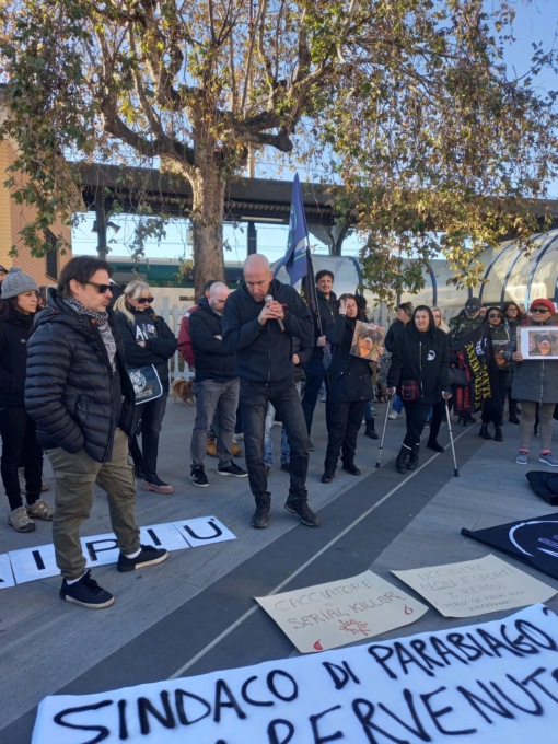 Un sit-in di protesta per la morte del cane Uma