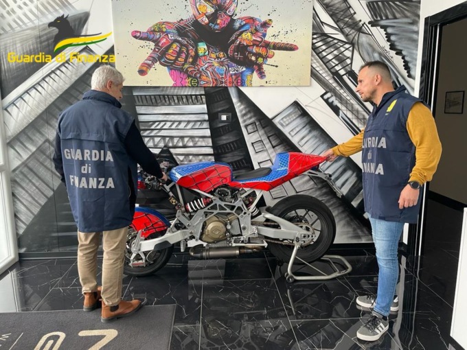 Con la truffa dei bonus edilizi compravano Ferrari e Lamborghini: denunciati