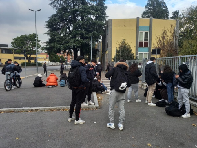 Scuole al freddo e senza elettricità: monta la protesta