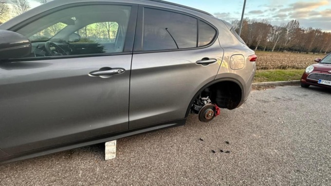 Rubano i pneumatici e lasciano le auto sui mattoni