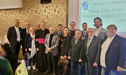 La "Famiglia Legnanese" consegna la Tessera d'oro a Monsignor Cairati