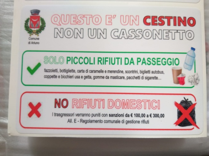 Adesivi sui cestini per aiutare nella differenziata