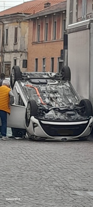 Auto con a bordo anziano si ribalta: fuori pericolo
