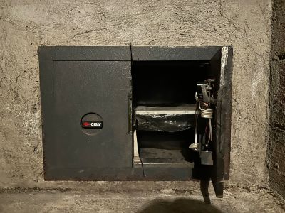 Aggredito nel box da due ladri che lo prendono a calci e pugni