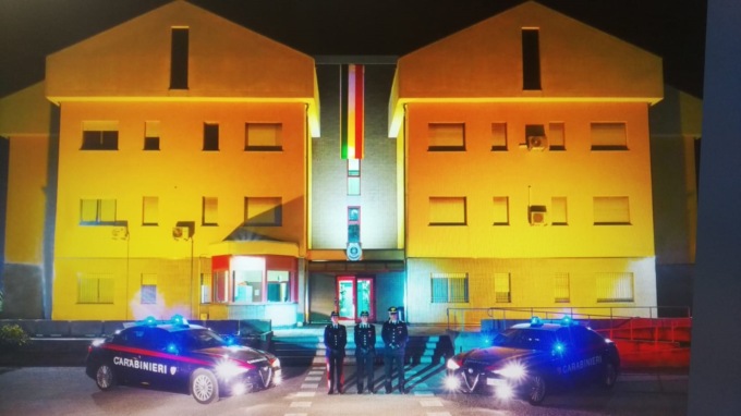 “Orange the World”, la caserma dei Carabinieri in arancione