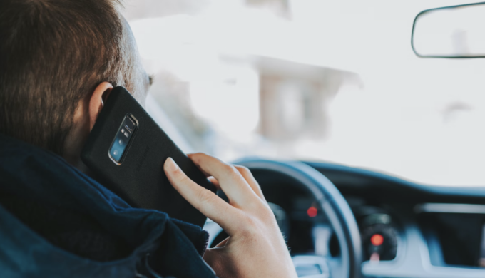 Sempre più contravvenzioni per l’uso del telefonino alla guida