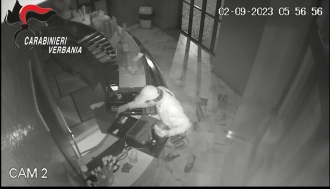 Rubano in gelateria e chiedono indicazioni per la stazione: due parabiaghesi in manette