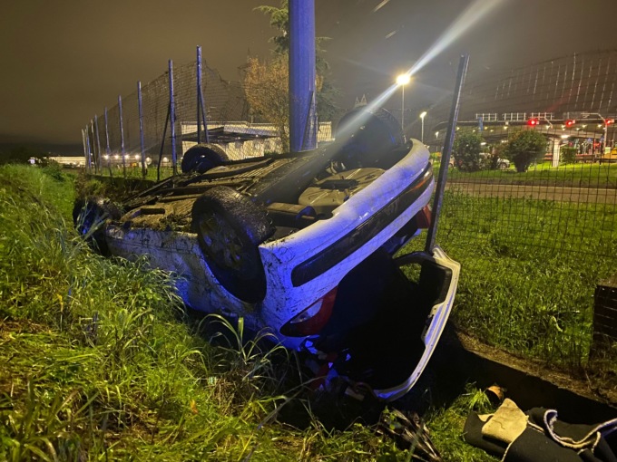 Auto si ribalta: coinvolte anche due bambine