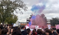 Libri chiusi e cartelli alzati, studenti in sciopero al liceo Bramante