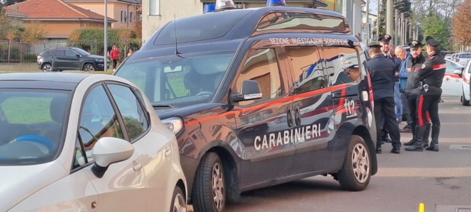 Spara alla compagna e poi si toglie la vita