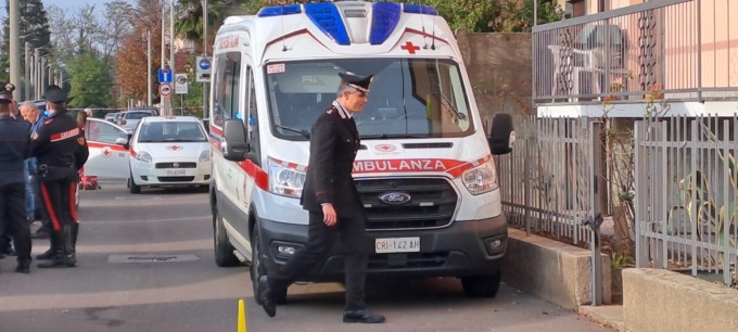 Spara alla compagna e poi si toglie la vita