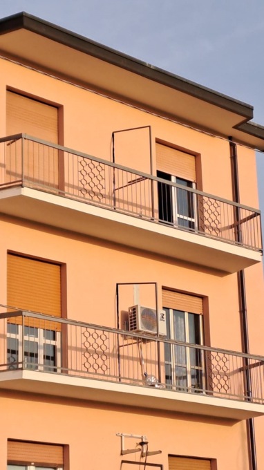 Raggiunta da un proiettile mentre cercava di calarsi dal balcone per salvarsi
