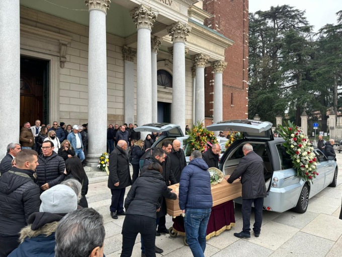 Chiesa gremita per l’ultimo saluto a Luigi Buccino e Vita Di Bono