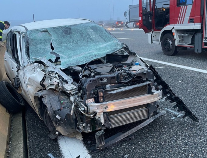 Auto si scontra con un camion e si ribalta
