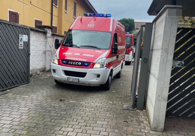Scoppia un incendio sul balcone di una villetta