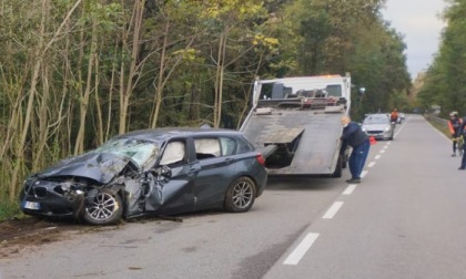 Giovani si schiantano con l'auto: due feriti