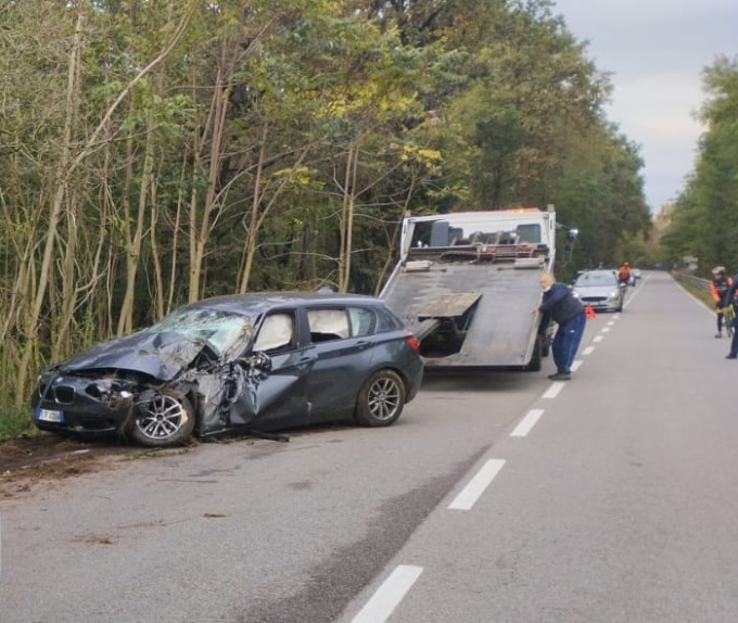 Giovani si schiantano con l’auto: due feriti