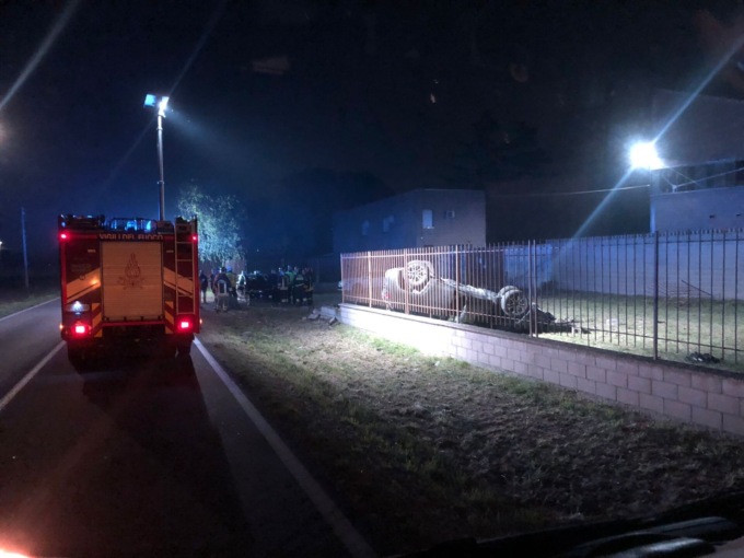 Auto si ribalta, feriti due giovani