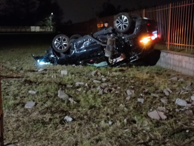 Auto si ribalta, feriti due giovani