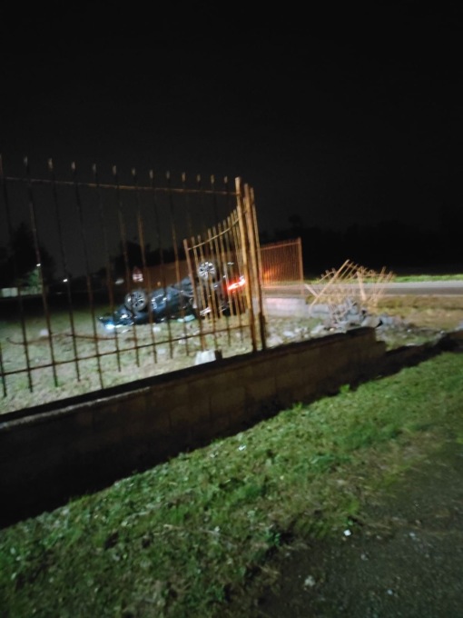 Auto si ribalta, feriti due giovani