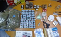 In casa avevano 21 chili di droga e una pistola scacciacani: arrestati