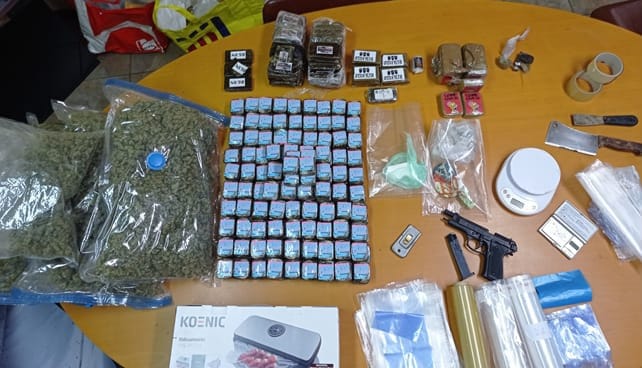 In casa avevano 21 chili di droga e una pistola scacciacani: arrestati