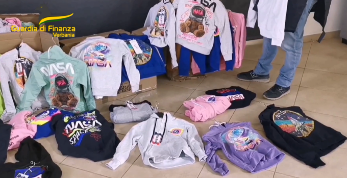 Sequestrati 20mila capi taroccati con il logo “Nasa”