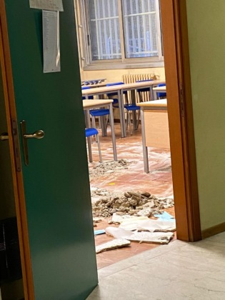 Cade un pannello del controsoffitto a scuola