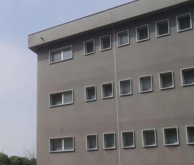 Cade un pannello del controsoffitto a scuola