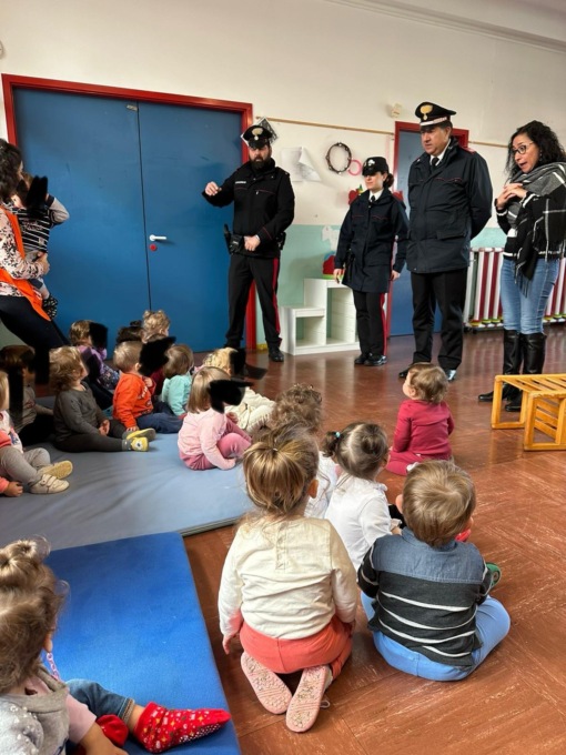 I Carabinieri fanno visita ai bimbi del nido