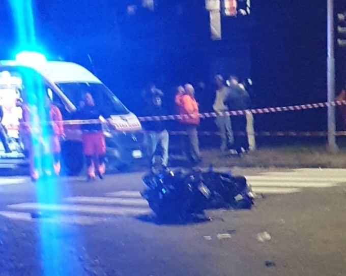 Muore in moto a 27 anni al semaforo di via Tommaso Grossi