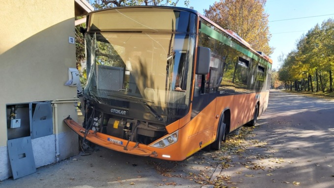 Pullman finisce contro il cancello di una casa