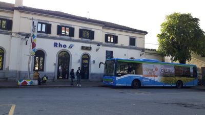 Litiga per un prestito e quando viene portato  in Commissariato tenta di aggredire i poliziotti