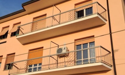 Raggiunta da un proiettile mentre cercava di calarsi dal balcone per salvarsi