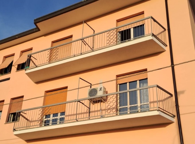 Raggiunta da un proiettile mentre cercava di calarsi dal balcone per salvarsi