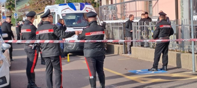 Spara alla compagna e poi si toglie la vita