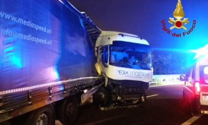 Finisce contro il guard rail e viene sbalzato fuori dalla cabina del camion, muore a 55 anni