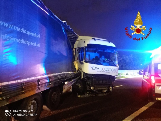 Finisce contro il guard rail e viene sbalzato fuori dalla cabina del camion, muore a 55 anni