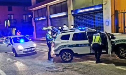 Danneggia due auto e scappa: presa e "denunciata" dalla Polizia Locale