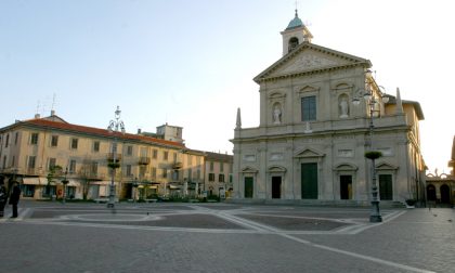 Deruba una giovane artista di strada e scappa con i soldi