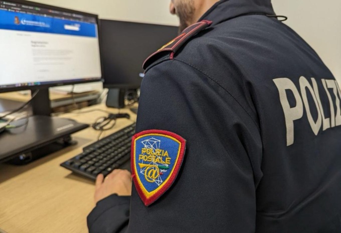 Attenzione alle false telefonate della Polizia postale: ecco come difendersi dalla truffa spillasoldi