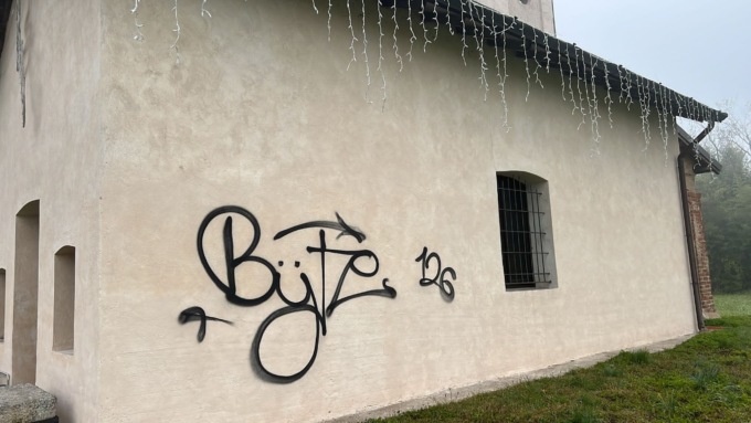Atti vandalici contro il presepe e la chiesetta