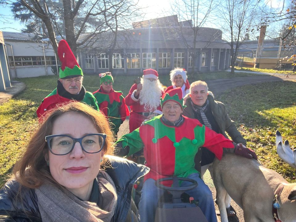 Bareggio, babbo Natale consegna i doni ai bimbi dei nidi e delle materne