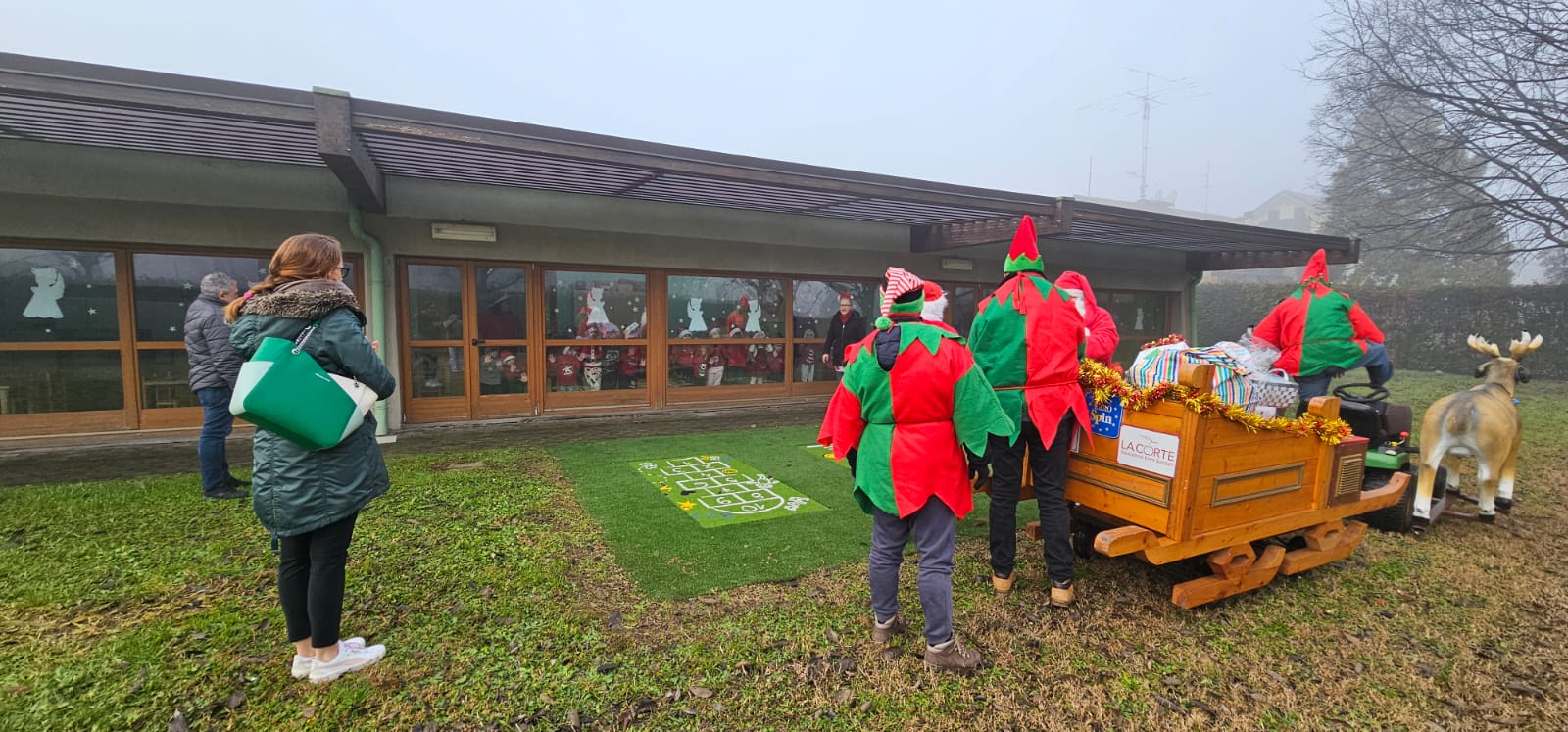 Bareggio, babbo Natale consegna i doni ai bimbi dei nidi e delle materne