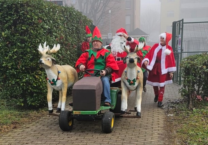 I regali ai nidi e alle materne arrivano sulla slitta di Babbo Natale