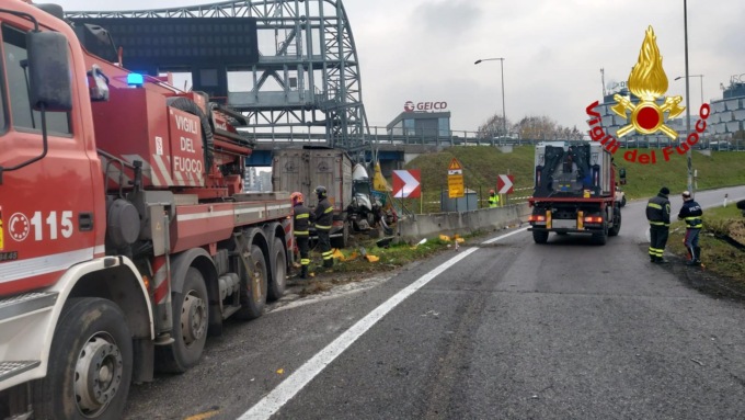 Continuano i lavori per ripristinare l’uscita della A4 dopo l’incidente