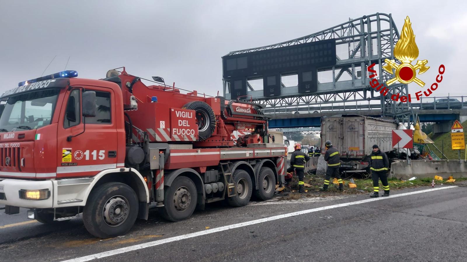 Autostrada a4 mortale pompieri morto camion furgone