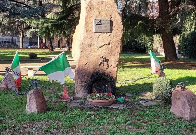 Vandalizza e brucia il monumento degli Alpini
