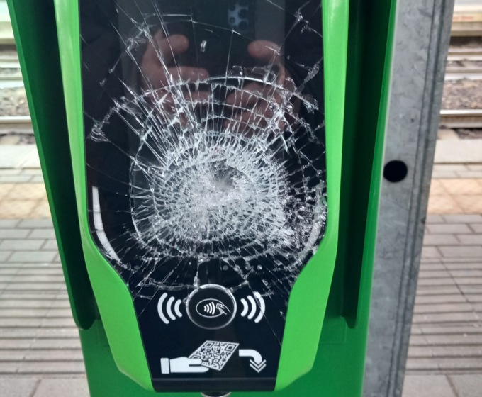 Atto vandalico contro le convalidatrici: 4mila euro di danni