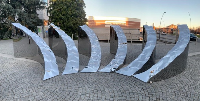 Le sculture di luce di Helidon Xhixha in cinque punti della città